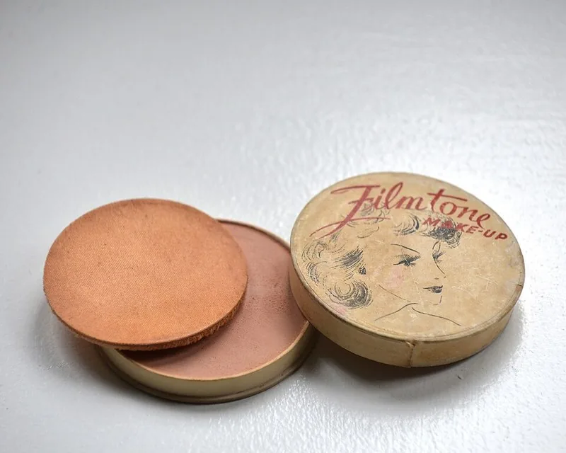 Ilustrasi generik bedak padat dan spons makeup — bukan foto produk Pixy, konfirmasi varian via WA