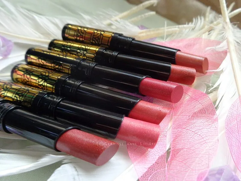 Ilustrasi generik deretan lipstik aneka warna — bukan foto produk OMG, konfirmasi varian via WA