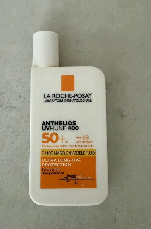 Ilustrasi generik botol sunscreen SPF 50 — bukan foto produk Azarine, konfirmasi varian via WA